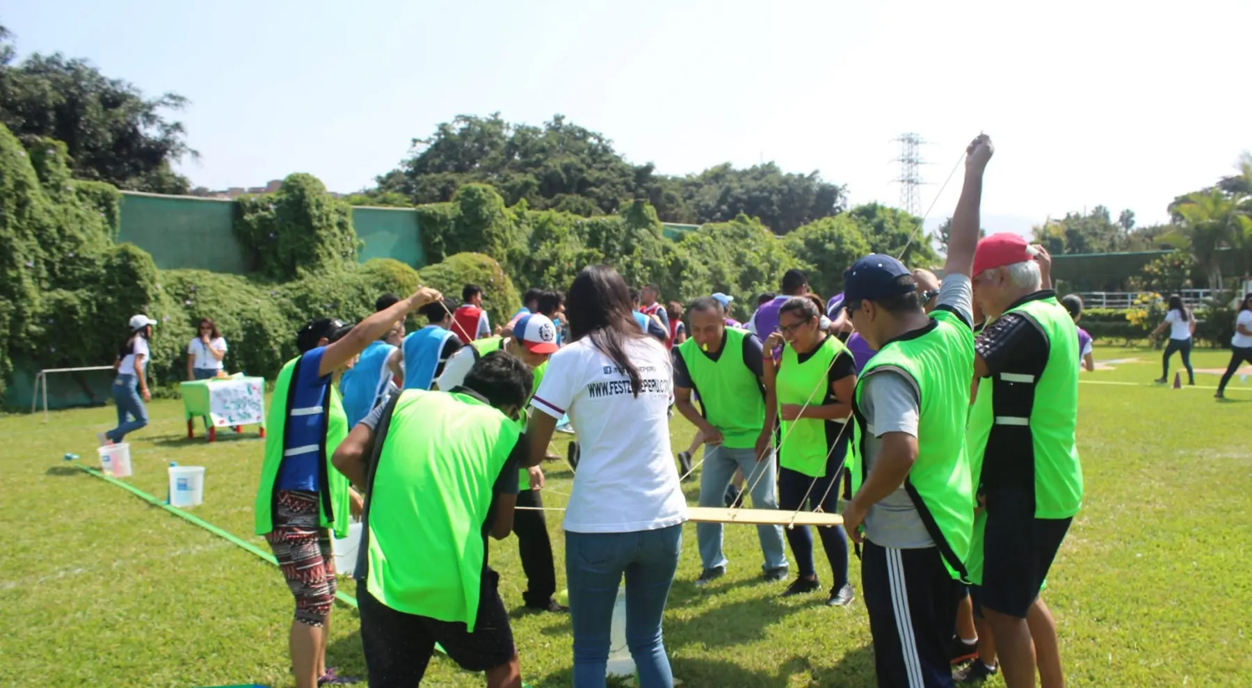 Un equipo resolviendo un reto de cooperación al aire libre