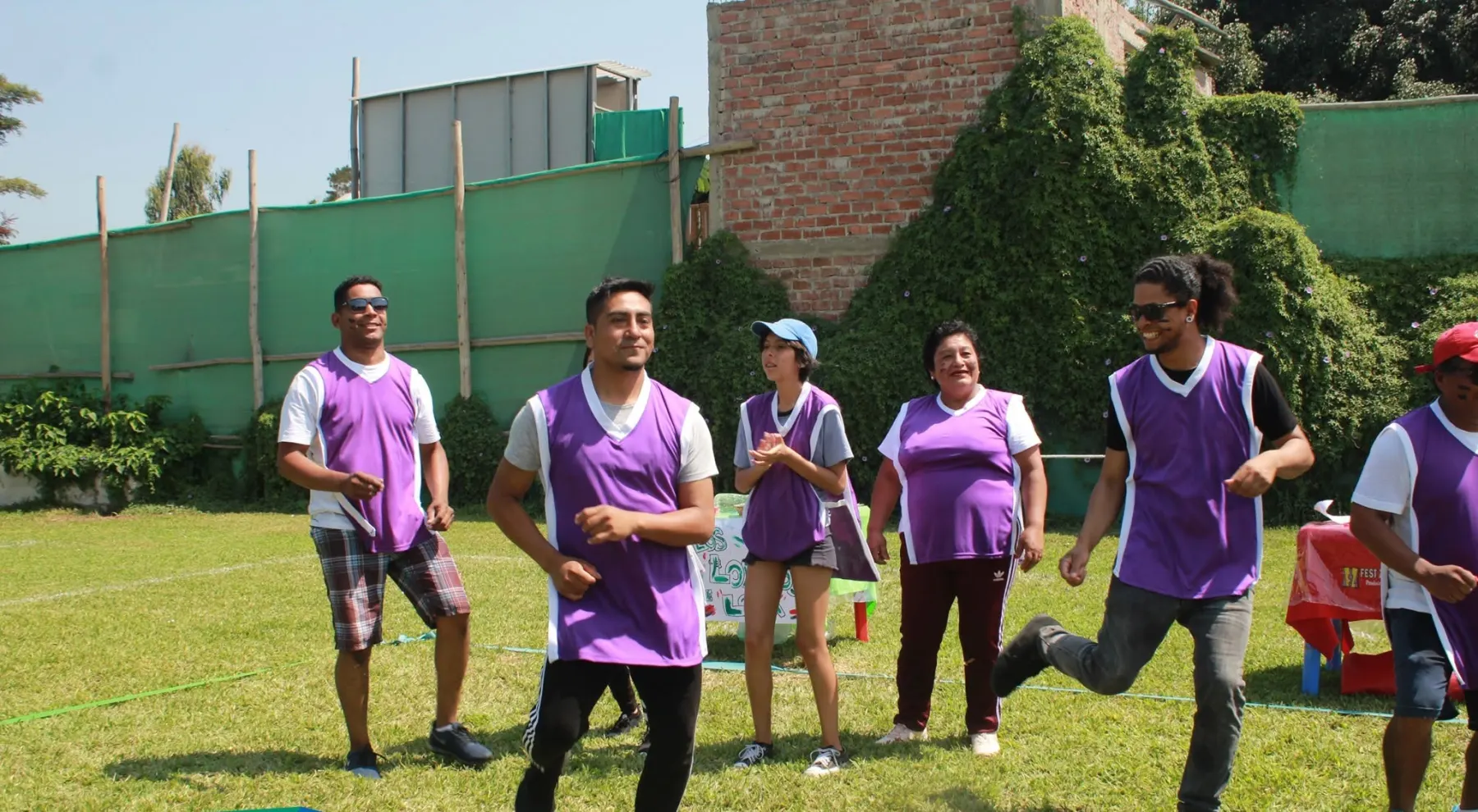 Personas de distintas áreas de una empresa participando en una dinámica de integración