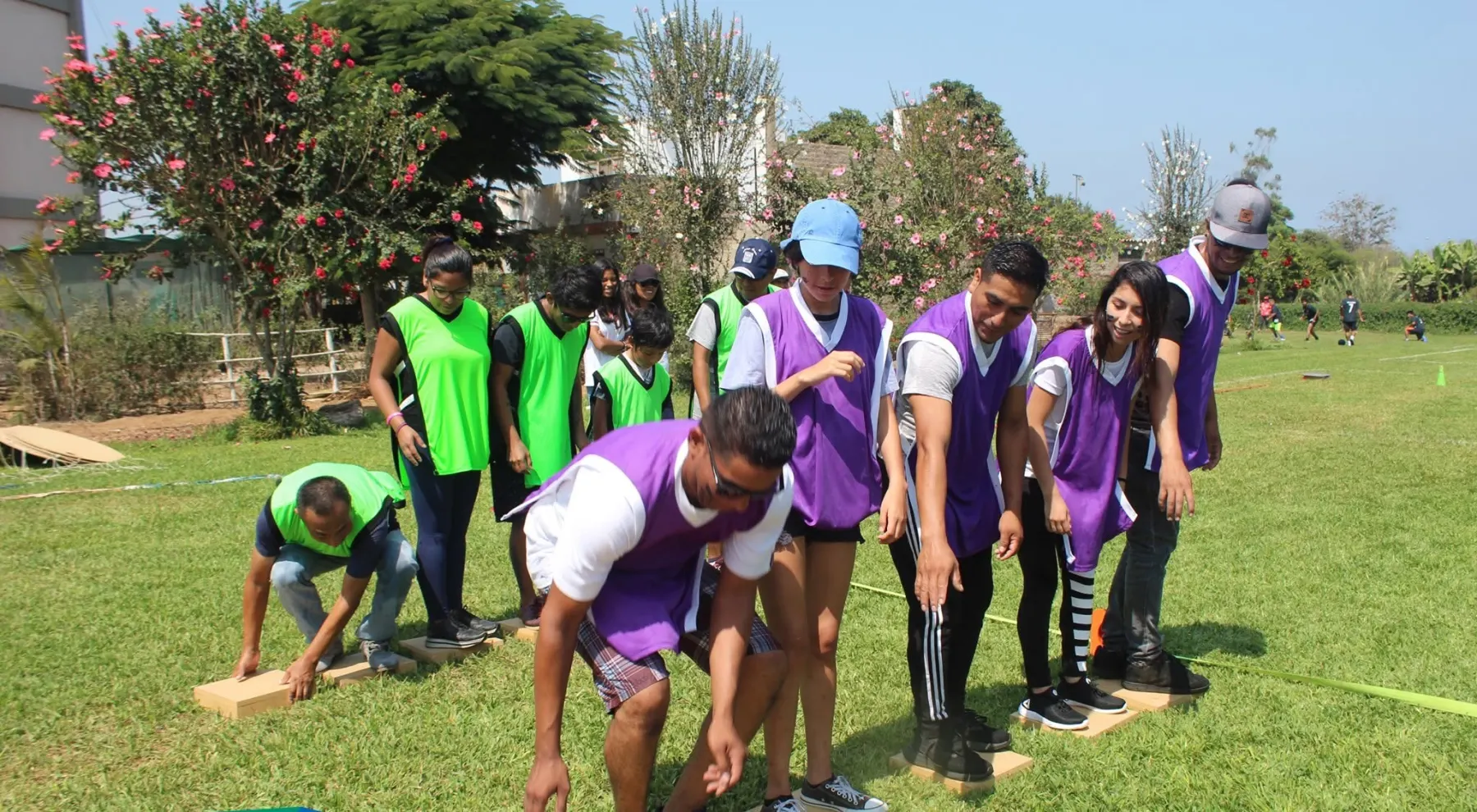 Un equipo empuja una pelota gigante en una posta de gymkana