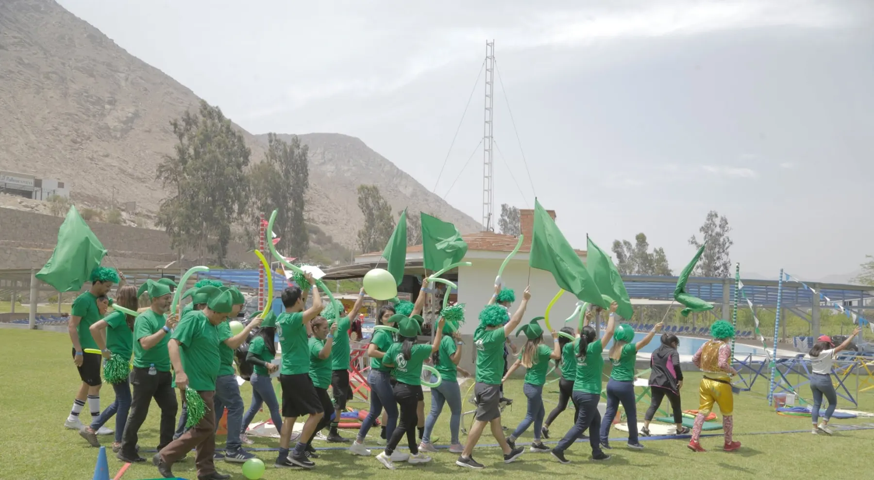 Vista amplia de una jornada con cientos de participantes en el campo